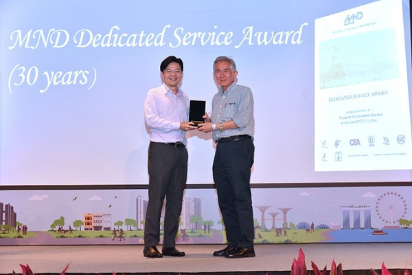 Dr Liu Thai Ker receiving the MND Dedicated Service Award for 30 years of sterling service from Minister Lawrence Wong.