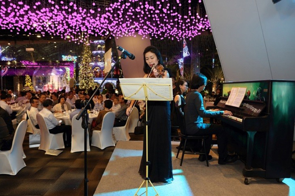 Musical performances from homegrown talents serenading guests as part of the Play It Forward Singapore public piano movement.