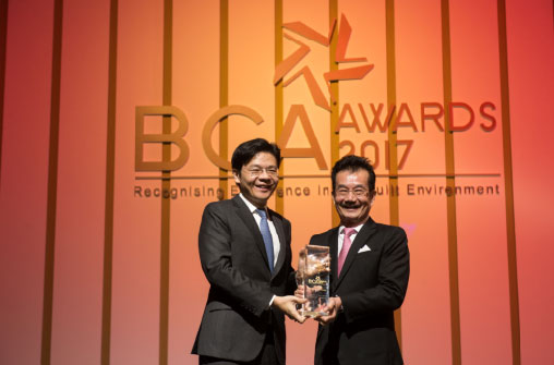 Minister Lawrence Wong presents the Quality Star Champion Award to Mr Chia Ngiang Hong, City Developments Limited’s Group General Manager for achieving five Quality Excellence Platinum awards.
