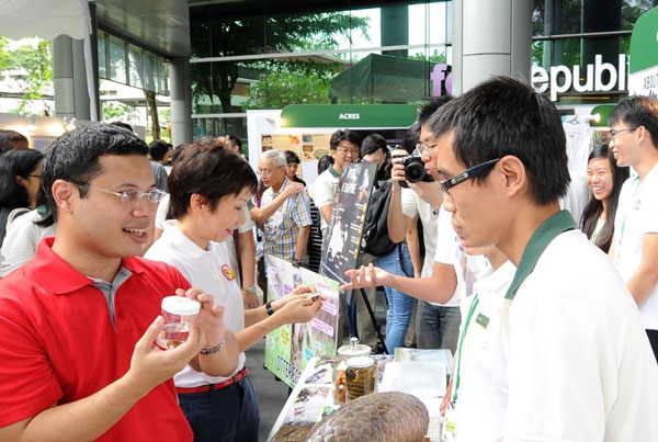 Minister in the Prime Minister’s Office and Second Minister for Home Affairs and National Development Mr Desmond Lee and Minister for Culture, Community and Youth & Leader of the House Ms Grace Fu study specimens of local animals on display at the Festival of Biodiversity 2017.