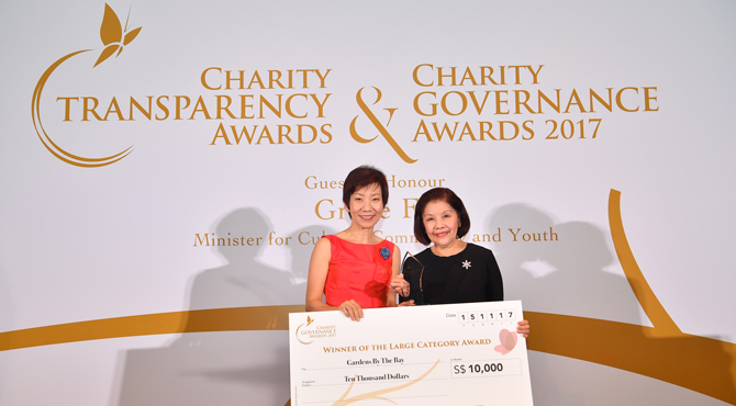 Mrs Theresa Foo, Immediate Past Chairman, receiving the cheque for winning the Charity Governance Award from Minister for Culture, Community and Youth, Ms Grace Fu (Photo credit: Charity Council)