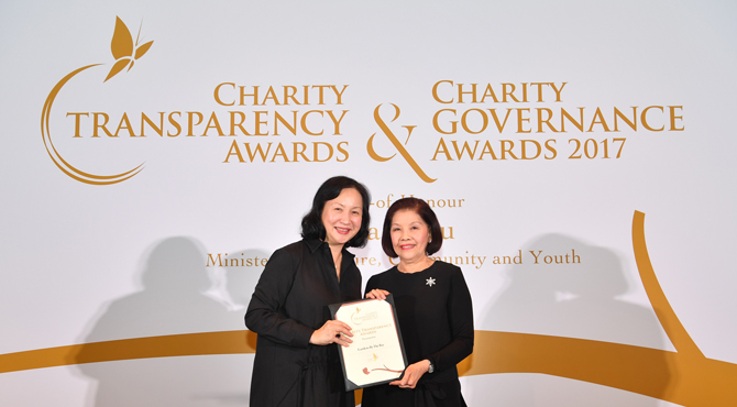 Mrs Theresa Foo receiving the Charity Transparency Award from Permanent Secretary for Culture, Community and Youth, Ms Yeoh Chee Yan (Photo credit: Charity Council)